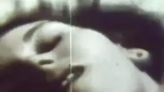 شقراء بإطار نظارات تجعله يستمني إلى هزة الجماع