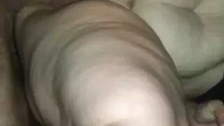 شقراء هاوية تمارس الجنس بقوة مع مصورها في مشهد صريح