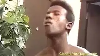 فتاة تخدم فتاة
