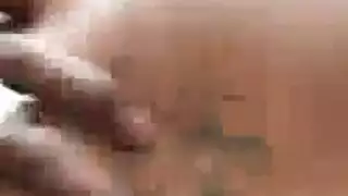 دمية صبي تخدم مؤخرة الرجل المسن الصعبة المتطلبة