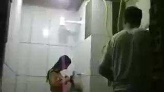 فتاة تأخذ قضيبًا في مصعد ضيق