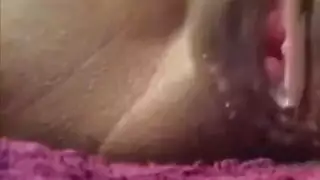 الطالب البرازيلي يتم ت finger بقوة بواسطة قضيب أبيض كبير