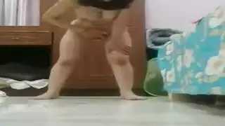 ينام معاها على سرير واحد وينيكها