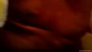 الزوجة الشقراء تمص قضيب صديق ابنها ثم تركبيه لدرس إباحي