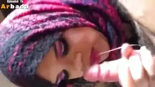 فتاة مسلمة في بورن: تمص وتدلك انتصاب مصري
