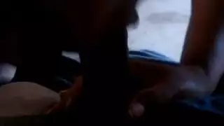 جليسة الأطفال العاهرة تتدرب على مص الديوك الضخمة بعمق
