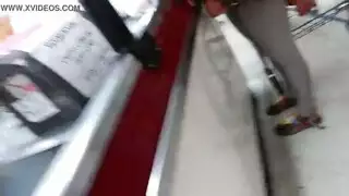 سحاقيتان مثيرتان في جلسة جنس جامحة على الأريكة