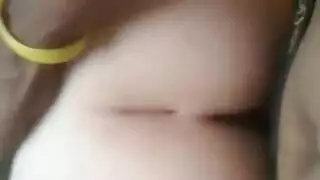 فرك مثير للكس الرطب والمؤخرة المستديرة في جلسة شهوانية