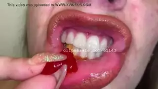فتاة ذات صدر كبير تعجب بصدرها الكبير