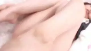 المدلّكة ذات الصدر الكبير يوي كومي تخدم القضبان الكبيرة في جلسة إباحية ساخنة