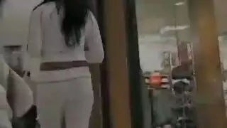 فتاة آسيوية في الأسود تشارك في مشهد إباحي مثير في وقت متأخر من الليل