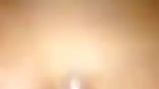 رجل أنيق تمتلئ حنجرته بقضيب صلب