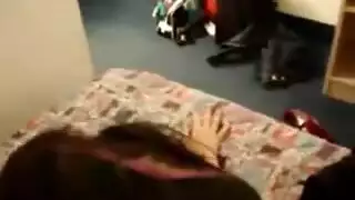 قضيبان يمددان فتحتها المبللة الفوضوية