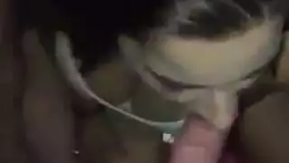 الفتيات الصغيرات الجامحات يستخدمن أحمقاً لرغباتهن الإباحية