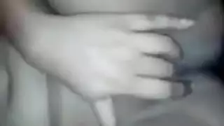 فتاة ناضجة تفتح فرجها ومؤخرتها على مصراعيها