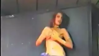 زوجة هاوية تمص بعمق في مشهد إباحي صريح