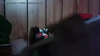 يائس للقذف، يدلّك كل شبر من جسده حتى النشوة