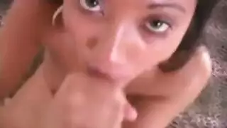 جلسة جنس فموي وثدي مثالية مع امرأة مثيرة