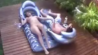 اخ بيعمل مساج لي اختو في الحمام وينكه