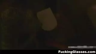 زوجان مراهقان يمارسان مص قضيب وجنس جامح على الشاطئ