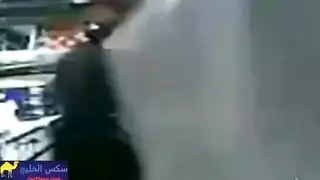 عربية تتناك في محل الذهب