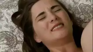 زوجة ساخنة تبتلع السائل المنوي في فيلم إباحي منزلي صريح