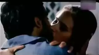 قبلة الممثلة المثيرة تفتح سرواله