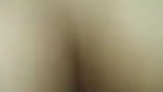 فيديو منزلي من وجهة النظر: زوجة سمراء تأخذ قضيب أسود عميق مع قذف داخلي