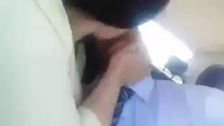 زوجة عربية ذات ثدي كبير تسمح لزوجها بمص حلماتها الداكنة في المركبة
