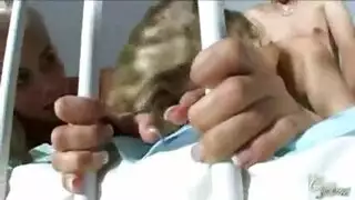 شاب محظوظ وثلاث بنات مثيرات في جلسة عشق قضيب غير متوقفة