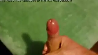 وسيم مجهز تجهيزاً جيداً يضخ قضيبه الصلب على المكتب