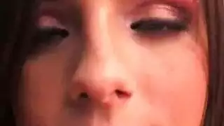 بدلاً من ارتداء الملابس، تنزل لمص قضيب