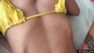 شقراء ذات أثداء ضخمة تصرخ من اختراق شرجي مكثف