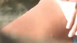 على ركبتيها بيكيني الشرج اللعب