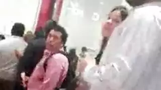 رجل وسيم يمارس الجنس بقوة مع الشقراء التي لا تشبع وصديقتها السحاقية من المدرسة