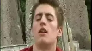 لمس نيك زر سروال بين شباب