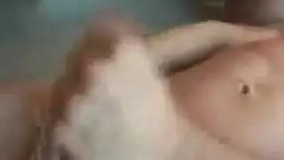ديك سميك يضخ الفتحة الضيقة لرجل مشعر