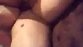 فتاة مذهلة بدون نقود تأخذ ضربات شرجية قاسية من صديقها