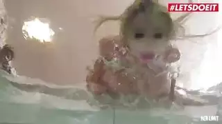 جنس شرجي متواصل يجعلها تبتسم في نشوة