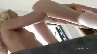 شقراء وسمراء في بوس شغف مثلي صريح