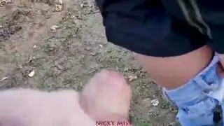تختنق بقضيبه الكبير في جلسة فموية شديدة