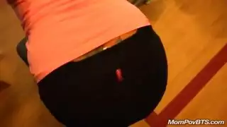 امرأة ناضجة تظهر ملابسها الداخلية وتتلقى قضيباً كبيراً