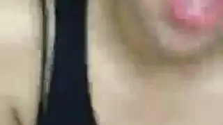 وجه الآسيوية النحيفة مغطى بالسائل المنوي بعد مصة شديدة