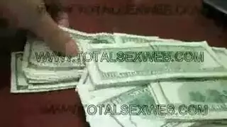 فرج أحمر نحيف يتمدد بثلاثة أقراص صلبة نابضة