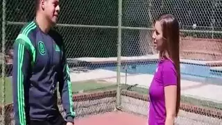 واحد يدخل على وحدة يحط رقعة على اثمها حدة سنيكها