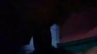 مغر سوزي تأخذ القمع عميقاً في حلقها وكسها