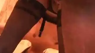 امرأة عربية ناضجة تسيطر على شريكها في السرير
