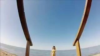 زوجة تهوي على ركبتيها من أجل جماع حلق قاسي