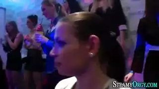 بنت تدحش بيضت دجاج بطيزا وبكسها