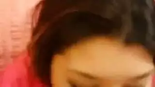 فتاة سمراء تخدم عشيقها بقدميها وتدليك إباحي